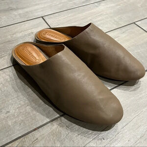 Corso como briannah flat leather mule in tan. Size 9